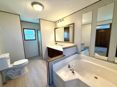 Bath - 4409 SE 25th Avenue Amarillo Tx 79103-6405 Ave, Amarillo, TX 79103 photo 2 of 6