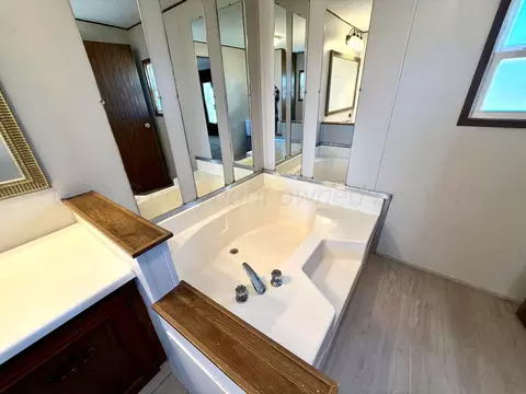 Bath - 4409 SE 25th Avenue Amarillo Tx 79103-6405 Ave, Amarillo, TX 79103 photo 4 of 6