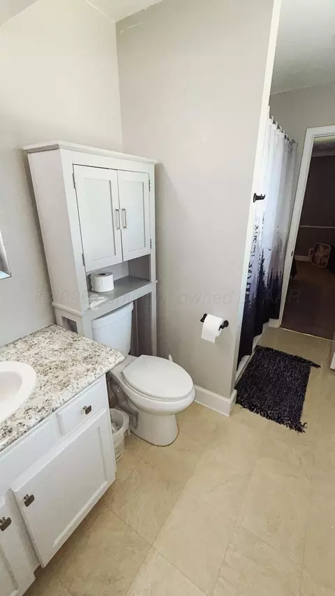 Bath - 623 Skyline Drive Borger Tx 79007 Dr, Borger, TX 79007 photo 2 of 3