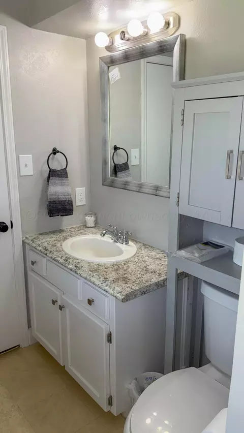 Bath - 623 Skyline Drive Borger Tx 79007 Dr, Borger, TX 79007 photo 1 of 3