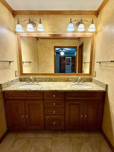 Bath - 110 Pinehurst Street Borger Tx 79007 St, Borger, TX 79007 photo 5 of 6