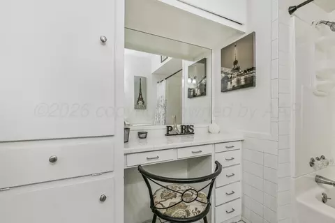 Bath - 1311 Cooley Drive Borger Tx 79007 Dr, Borger, TX 79007 photo 2 of 4