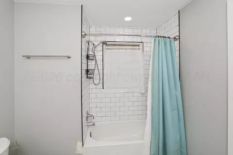 Bath - 4304 S Bonham Street Amarillo Tx 79110 St, Amarillo, TX 79110 photo 2 of 2