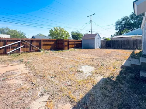 Exterior - 611 E 3rd Street Dumas Tx 79029-4010 St, Dumas, TX 79029 photo 5 of 5