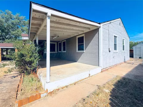 Exterior - 611 E 3rd Street Dumas Tx 79029-4010 St, Dumas, TX 79029 photo 4 of 5