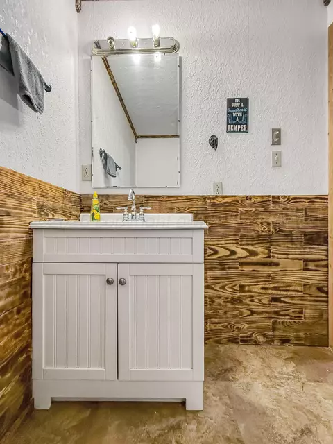 Bath - 115 Davenport Street Borger Tx 79007 St, Borger, TX 79007 photo 3 of 3