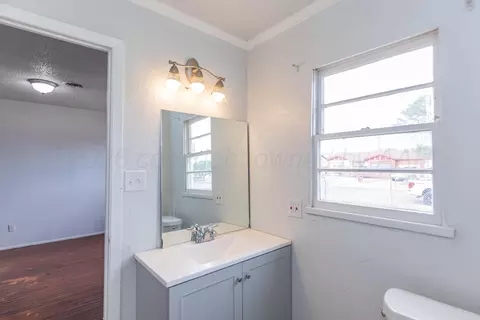 Bath - 2901 S Apache Street Amarillo Tx 79103-5601 St, Amarillo, TX 79103 photo 2 of 5