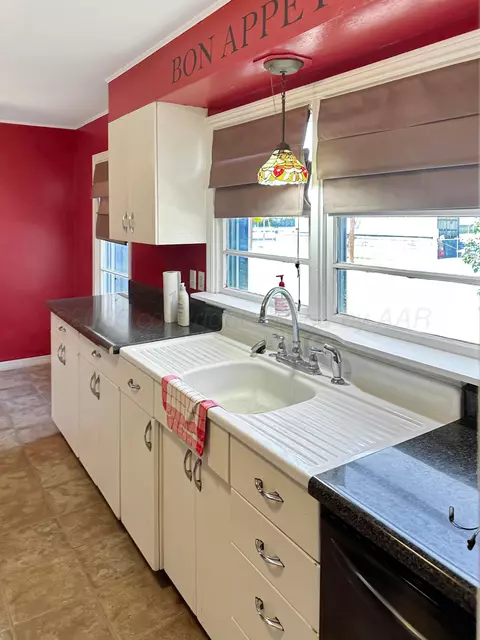 Kitchen - 325 Austin Street Borger Tx 79007 St, Borger, TX 79007 photo 1 of 4