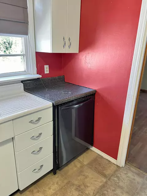 Kitchen - 325 Austin Street Borger Tx 79007 St, Borger, TX 79007 photo 3 of 4
