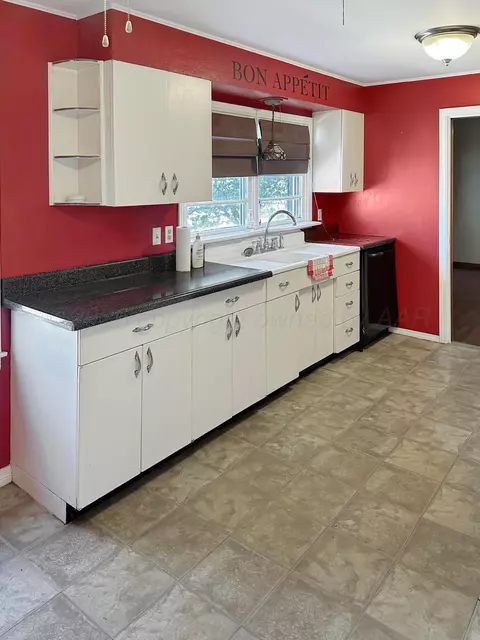 Kitchen - 325 Austin Street Borger Tx 79007 St, Borger, TX 79007 photo 4 of 4