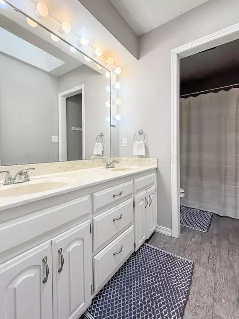 Bath - 304 Gardner Street Borger Tx 79007 St, Borger, TX 79007 photo 4 of 4