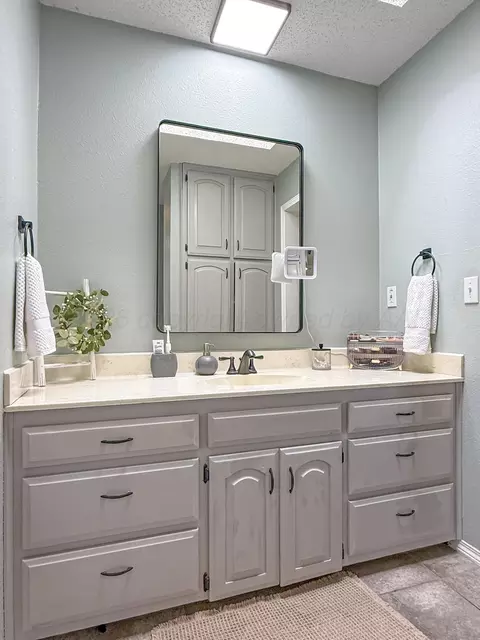 Bath - 304 Gardner Street Borger Tx 79007 St, Borger, TX 79007 photo 2 of 4
