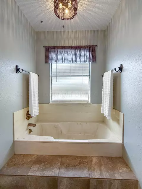 Bath - 304 Gardner Street Borger Tx 79007 St, Borger, TX 79007 photo 3 of 4