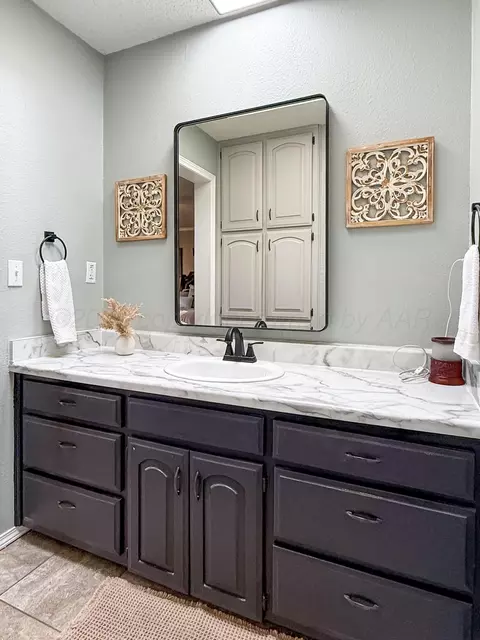 Bath - 304 Gardner Street Borger Tx 79007 St, Borger, TX 79007 photo 1 of 4