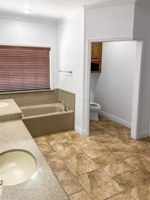 Bath - 2 Cambridge Place Borger Tx 79007 Pl, Borger, TX 79007 photo 1 of 4