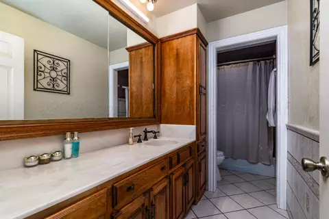 Bath - 228 Skycrest Street Borger Tx 79007 St, Borger, TX 79007 photo 2 of 3