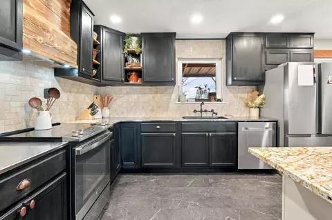 Kitchen - 390 Sun Road Amarillo Tx 79072 Rd, Plainview, TX 79072 photo 3 of 4