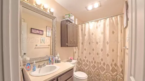 Bath - 128 Willowick Street Borger Tx 79007 St, Borger, TX 79007 photo 2 of 2