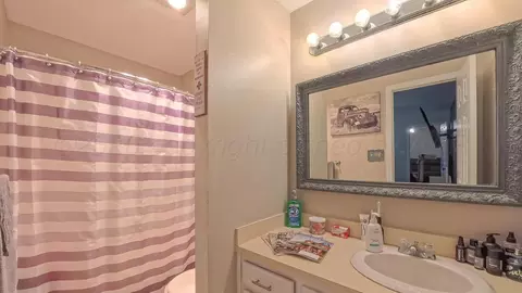 Bath - 128 Willowick Street Borger Tx 79007 St, Borger, TX 79007 photo 1 of 2
