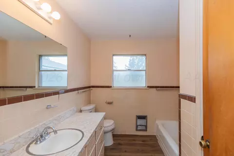 Bath - 716 Fairlane Street Amarillo Tx 79108-4218 St, Amarillo, TX 79108 photo 4 of 5