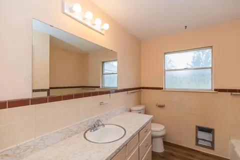 Bath - 716 Fairlane Street Amarillo Tx 79108-4218 St, Amarillo, TX 79108 photo 3 of 5
