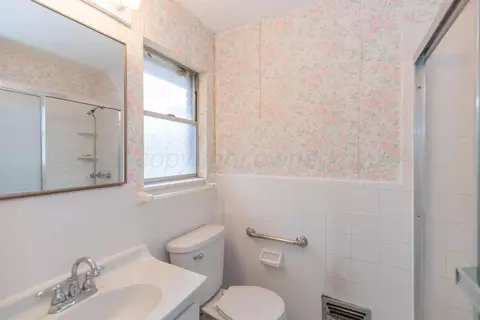 Bath - 716 Fairlane Street Amarillo Tx 79108-4218 St, Amarillo, TX 79108 photo 2 of 5