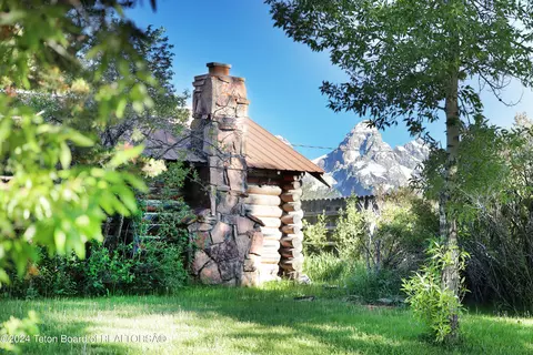 9795 N Main St, Kelly, WY 83011