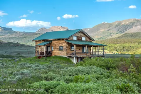 15 S Rainbow Dr, Cora, WY 82925