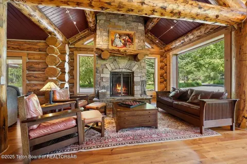 3932 W Linn Ranch Rd, Wilson, WY 83014