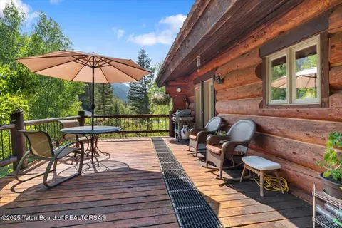 1035 E Deer Creek Dr, Jackson, WY 83001