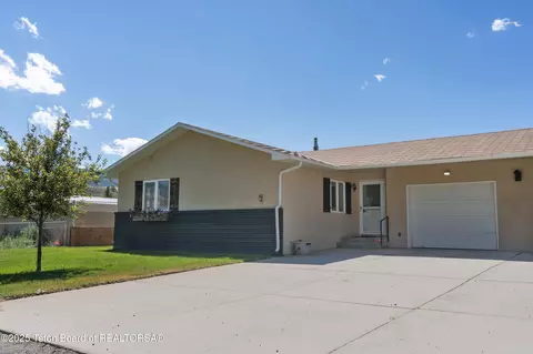 100 Taylor Creek Rd, Dubois, WY 82513