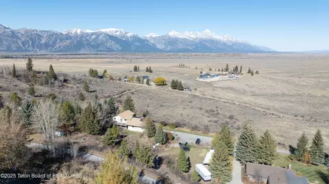 1120 E Park View Ln, Jackson, WY 83001