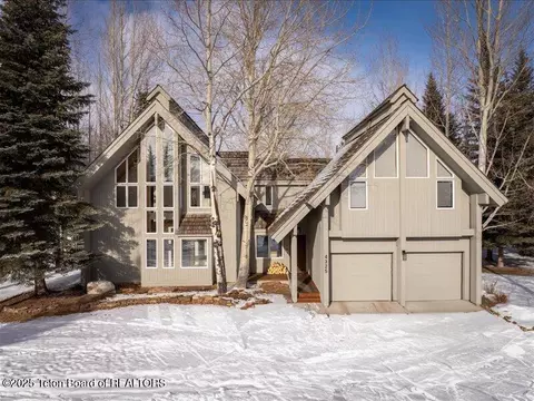 4325 Spring Violet Ct, Wilson, WY 83014