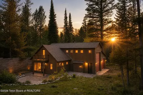 386 Spruce St, Alpine, WY 83128