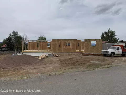 365 Scrub Oak Dr, Star Valley Ranch, WY 83127