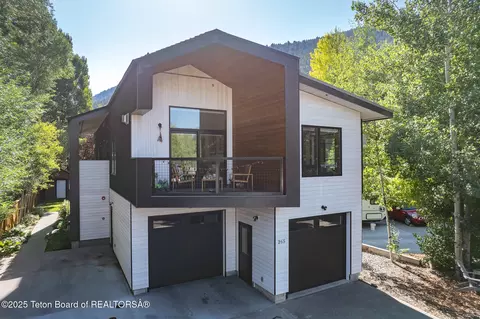 265 Crabtree Ln, Jackson, WY 83001