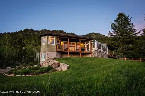 1968 Sunrise Mountain Pl, Star Valley Ranch, WY 83127