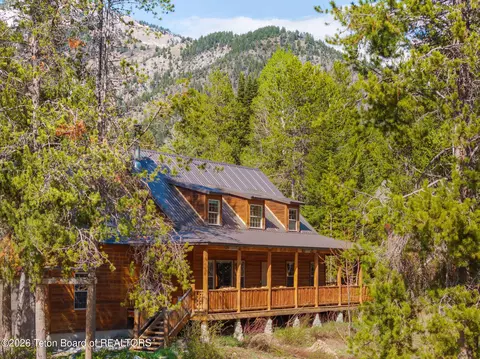 9 Pine St, Alpine, WY 83128