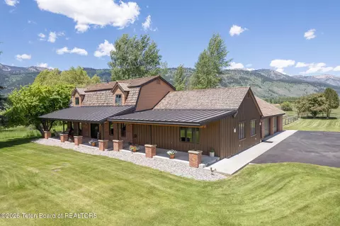 5450 Shoshone Dr, Wilson, WY 83014