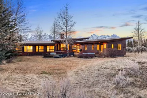 130 Stinnett Dr, Jackson, WY 83001