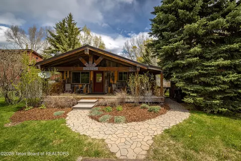 1655 E J-w Dr, Hoback Jct, WY 83001