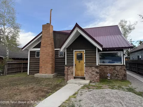 231 W Magnolia St, Pinedale, WY 82941