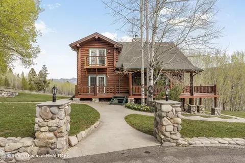 244 Black Mountain Ln, Alpine, WY 83128