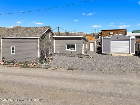 110 N 1st St, Dubois, WY 82513