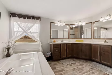 Bath - 4 Eagle Ln, Pinedale, WY 82941 photo 2 of 3