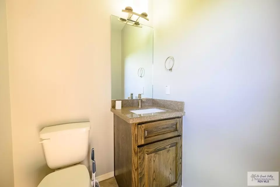 Bath - 421 Dyanez St, Mercedes, TX 78570 photo 4 of 4