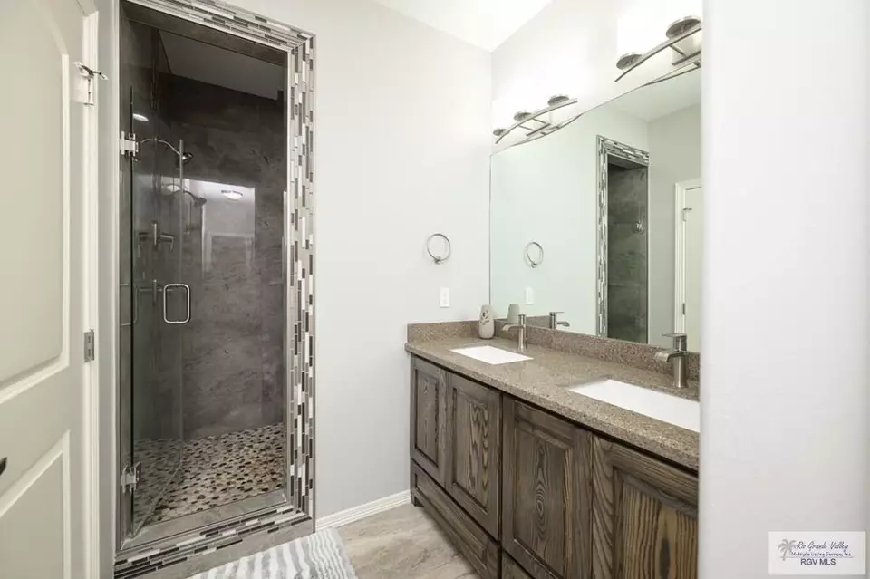 Bath - 421 Dyanez St, Mercedes, TX 78570 photo 3 of 4
