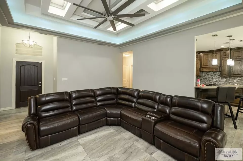 Living - 421 Dyanez St, Mercedes, TX 78570 photo 3 of 4