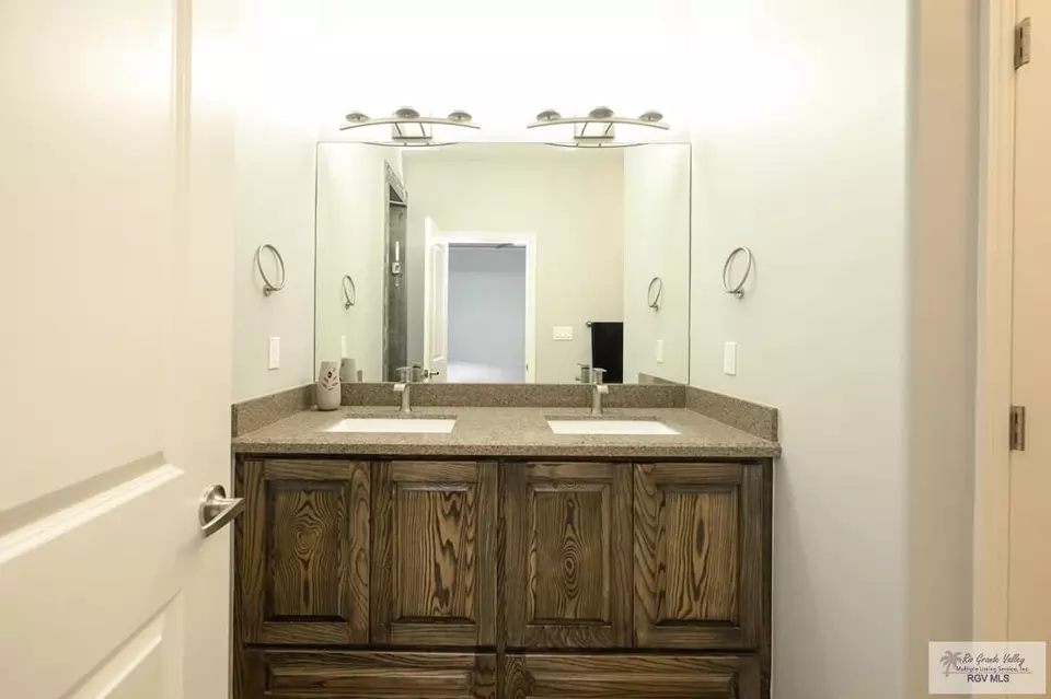 Bath - 421 Dyanez St, Mercedes, TX 78570 photo 2 of 4