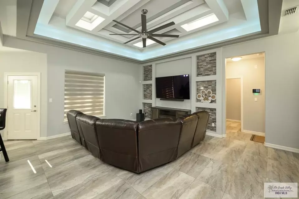 Living - 421 Dyanez St, Mercedes, TX 78570 photo 4 of 4